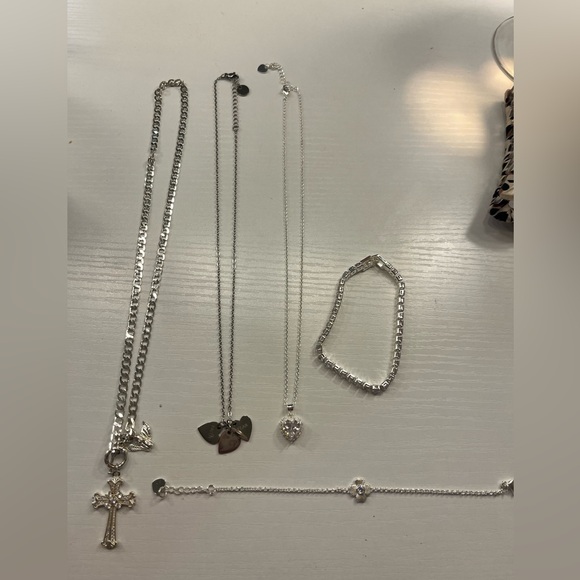 Chic Silver Necklace with Heart Pendant - Picture 1 of 5